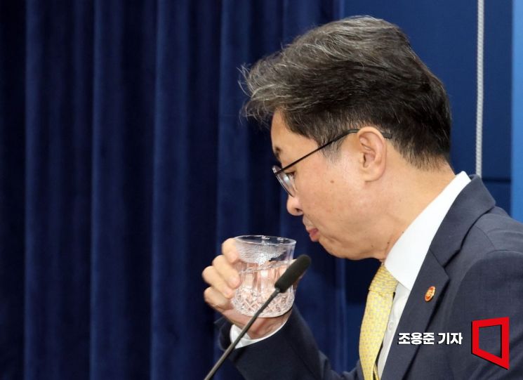 [포토] 물마시는 이억원 금융위원장