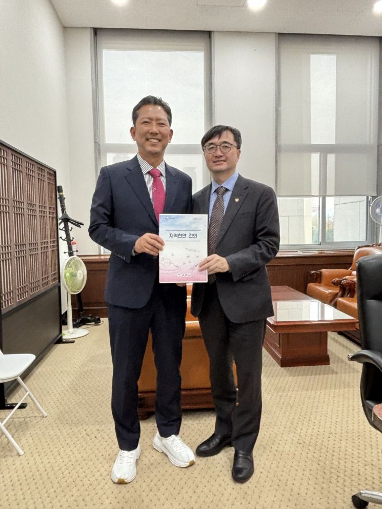 김장호 구미시장과  임기근 기획재정부 제2차관/구미시청 제공