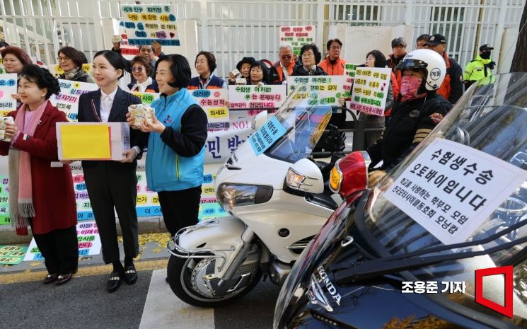 [Photo] Launch Ceremony for Test-Taker Transport Motorcycles