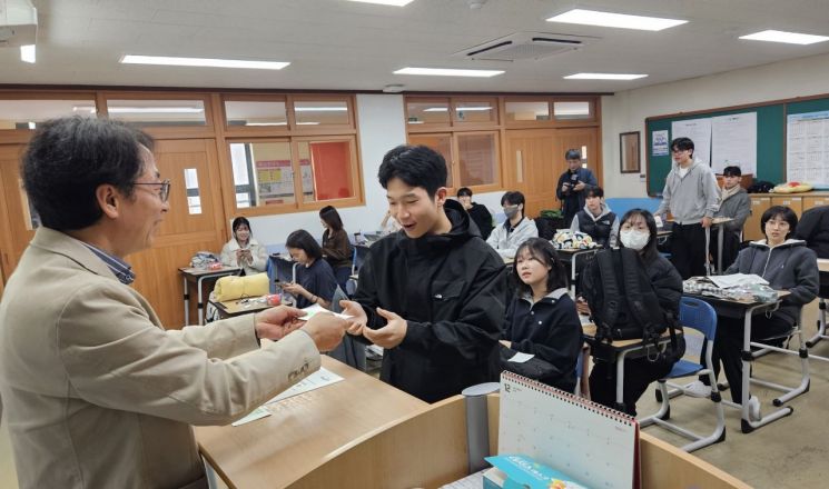 수능 D-1, 창원용호고 예비소집 … "얘들아, 잘 쳐, 꼭!"