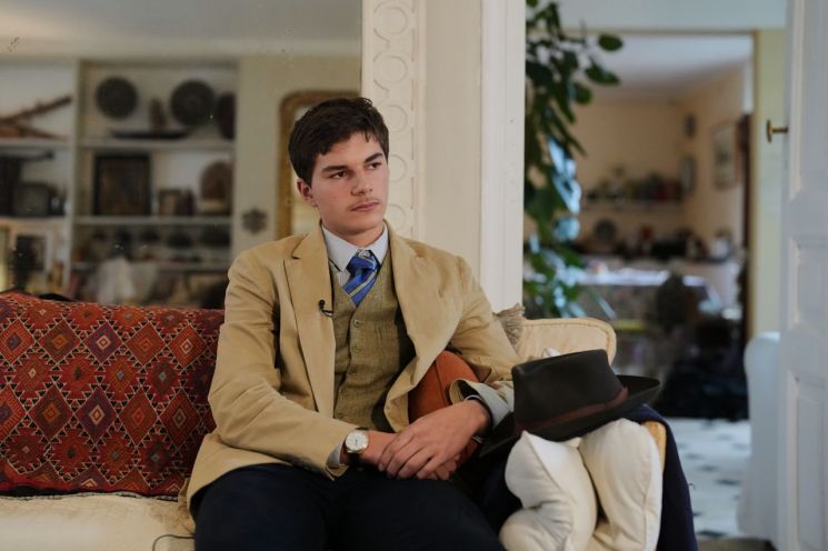 셜록홈즈 닮은 '루브르 페도라맨' 알고보니…15살 고등학생이었어?