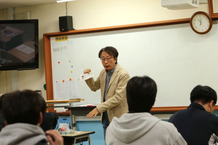 수능 D-1, 창원용호고 예비소집 … "얘들아, 잘 쳐, 꼭!"