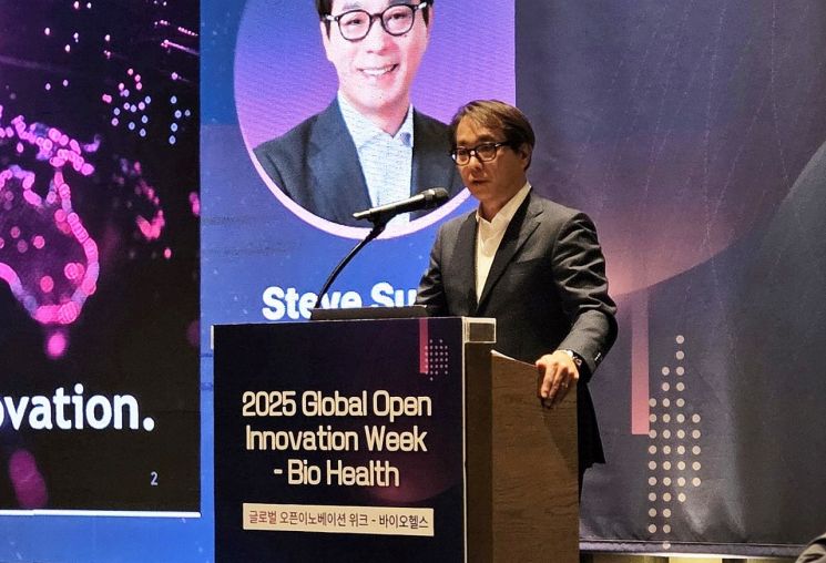 브리스톨 마이어스 스큅(BMS)의 스티브 스기노 아태지역 부사장이 12일 서울 강남구 양재동 엘타워에서 열린 보건복지부·한국보건산업진흥원 주최 '2025 바이오헬스 글로벌 오픈 이노베이션 위크'에서 기조 강연하고 있다. 정동훈 기자