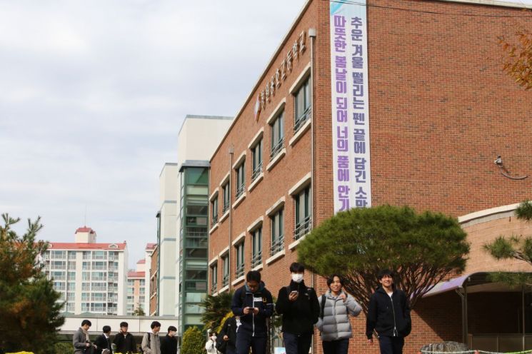 "떨리는 펜 끝에 담긴 소망, 봄날 되어 품에 안기길"