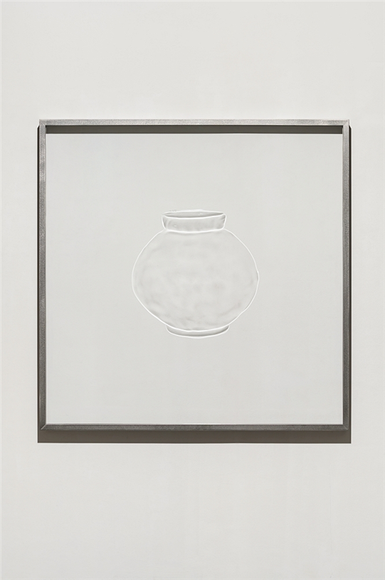 이상민 작가의 ‘백자청화모란문호’(2025).Engraved glass, framed, 117.4×117.4×6cm.