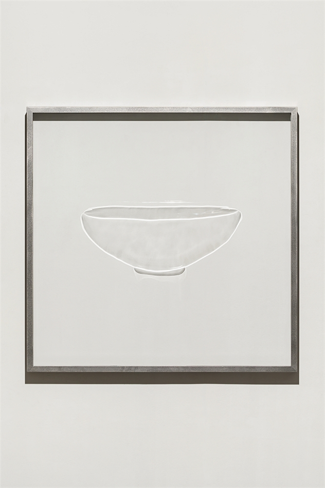 이상민 작가의 ‘분청사기상감연당초문(공안)명대접’(2025).Engraved glass, framed, 99×101×6cm.