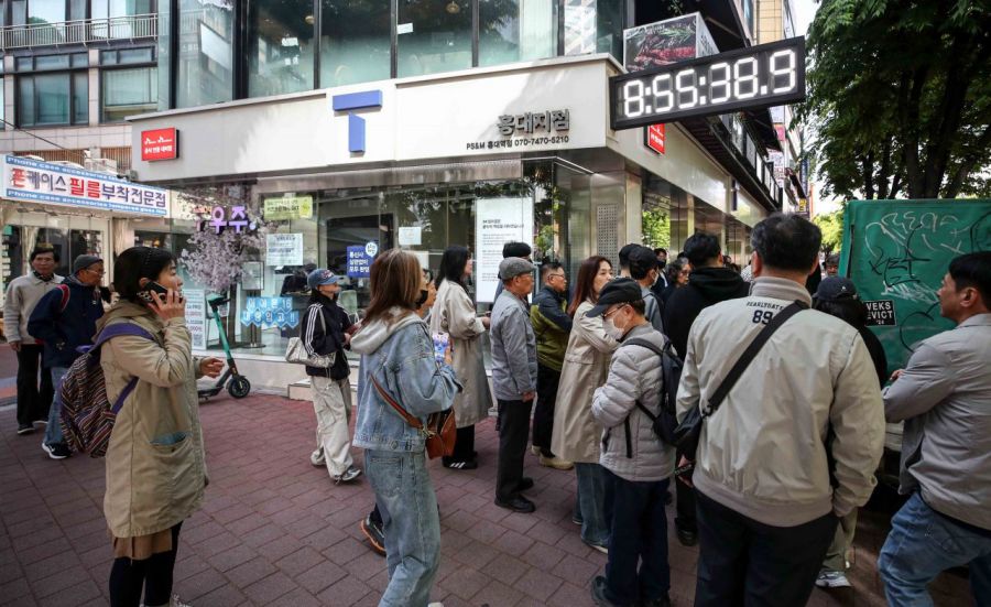 Customers who visited the official authorized dealer are waiting to replace their SIM cards. Photo by Kang Jin-hyung