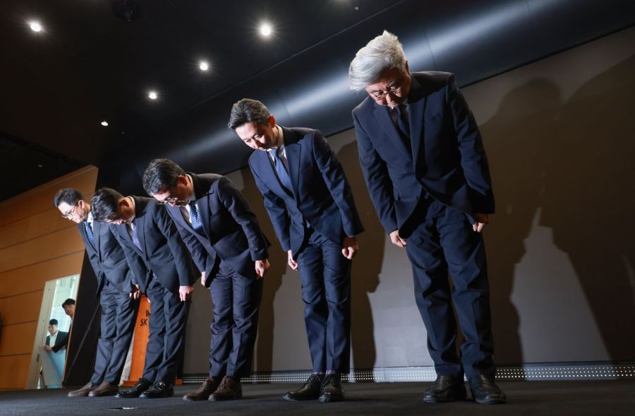 Yoo Youngsang, CEO of SK Telecom (center), and others are bowing their heads in apology at SKT Tower in Jung-gu, Seoul, regarding the leakage of SK Telecom user USIM information due to a hacker attack. Photo by Yonhap News