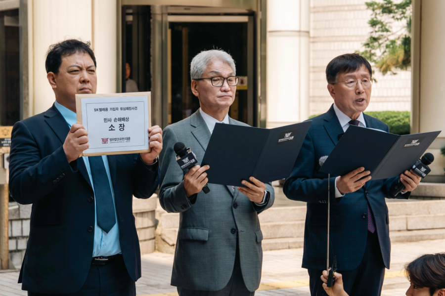 Lawyers Son Gyejun, Yeo Sangwon, and Cho Younggon from Daeryun Law Firm (from left) are making a statement regarding the damages lawsuit related to the SK Telecom personal information leak case in front of the Seoul Central District Court. Provided by Daeryun