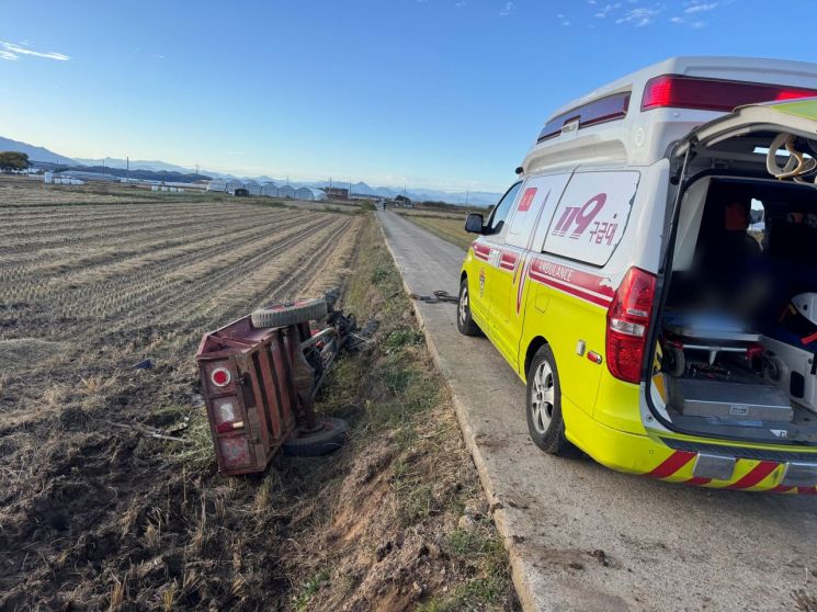 사천서 논밭길 달리다 쓰러진 경운기에 70대 깔려 숨져