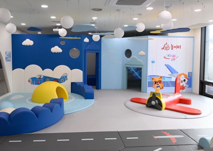"키즈카페에 비행기가 있네"…2배 커진 김포공항 실내 놀이터
