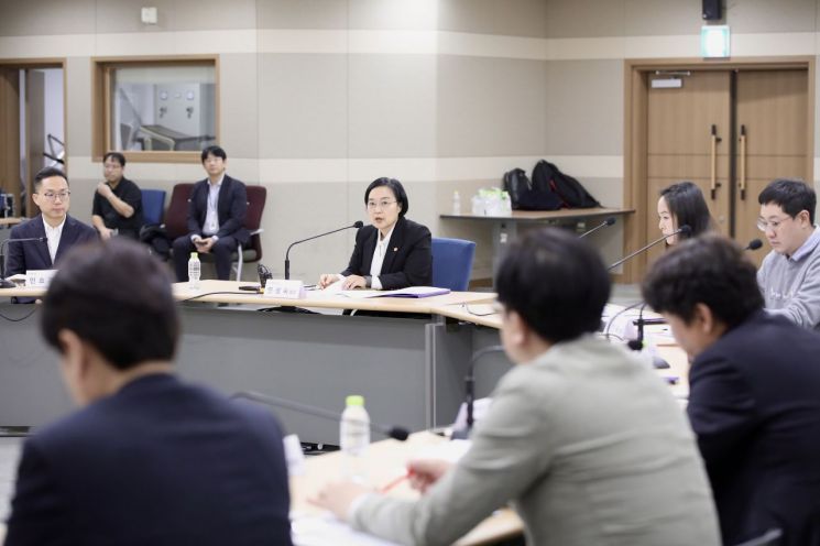 한성숙 중소벤처기업부 장관이 인천 영종도 우정사업본부 국제우편물류센터에서 '중소기업 온라인 수출 활성화 방안'을 발표하고 있다. 중기부