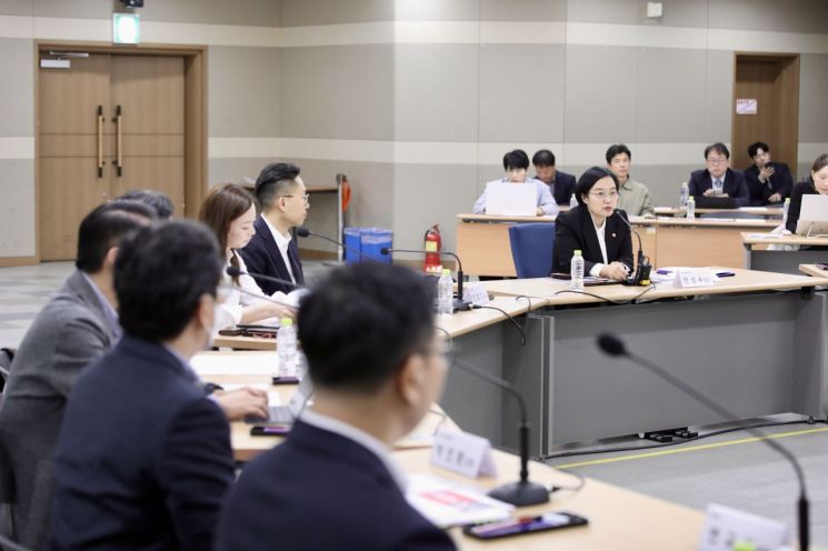 한성숙 중소벤처기업부 장관이 인천 영종도 우정사업본부 국제우편물류센터에서 '중소기업 온라인 수출 활성화 방안'을 발표하고 있다. 중기부