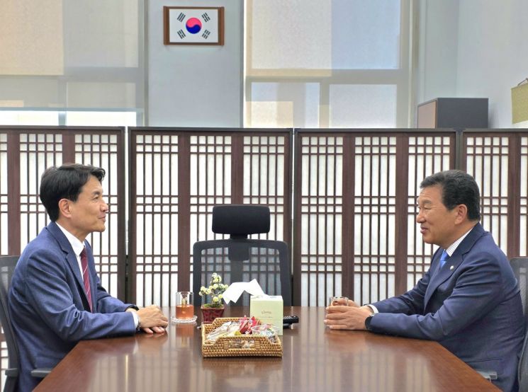 김진태 강원특별자치도지사는 12일 국회를 방문해 더불어민주당 소속 신정훈 국회 행안위원장(전남 나주·화순)을 만나 강원특별법 3차 개정안의 조속한 심사와 통과를 건의하고 있다. 강원도 제공