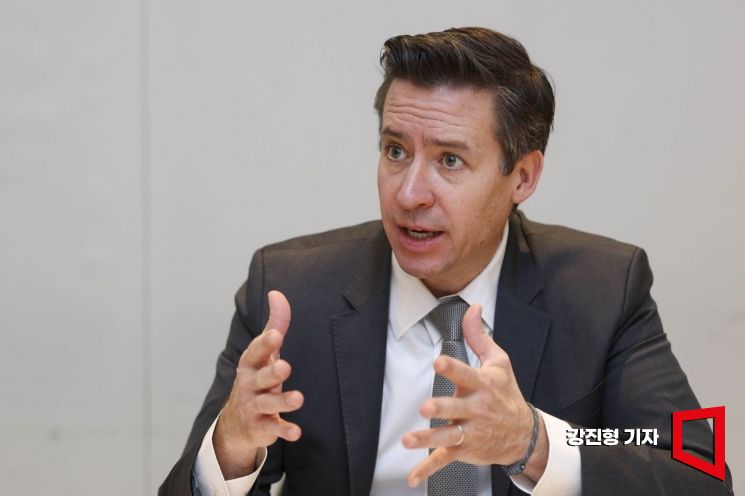 발리언트 리치(Valiant Richey) 틱톡 신뢰와안전팀 글로벌 파트너십 총괄이 12일 서울 강남구 코엑스에서 인터뷰 하고 있다. 강진형 기자