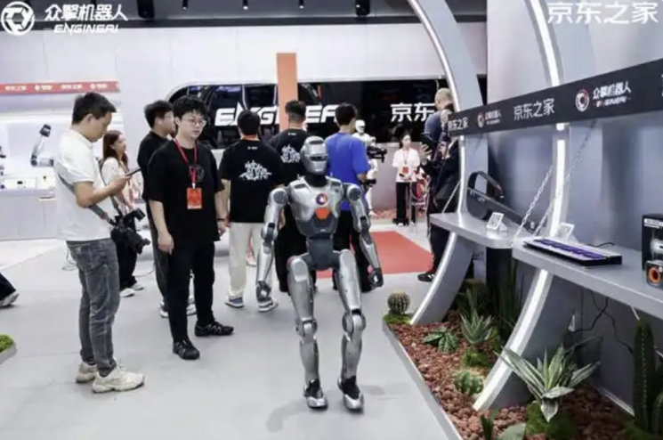 중국 선전 가전제품 매장에 등장한 휴머노이드 로봇 점원. 중칭로봇.