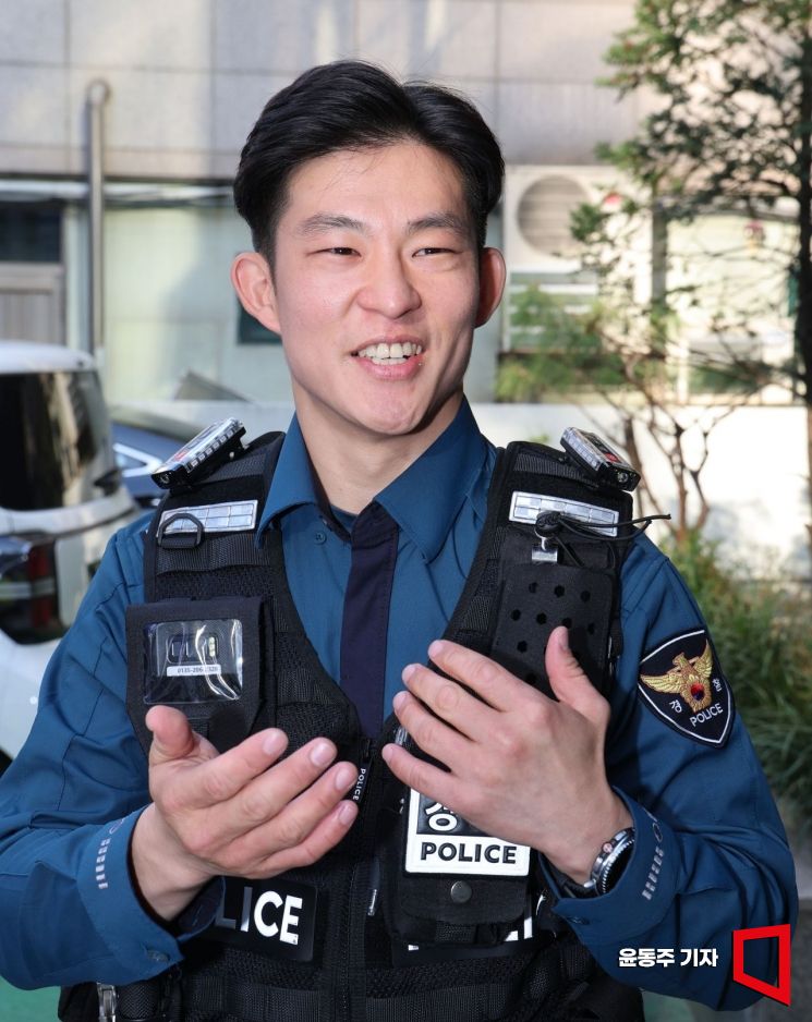 김주영 서초3파출소 순경이 아시아경제와 인터뷰를 하고 있다. 윤동주 기자