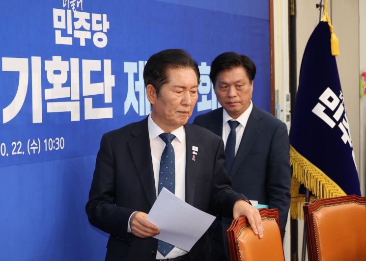 조승래 민주당 사무총장은 12일 국회에서 기자들과 만나 "최고위원회의에서 불법 당원 모집과 관련된 관계자 3인에 대해 징계 절차에 들어갈 것을 정청래 대표가 윤리심판원에 요청했다"고 밝혔다. 연합뉴스