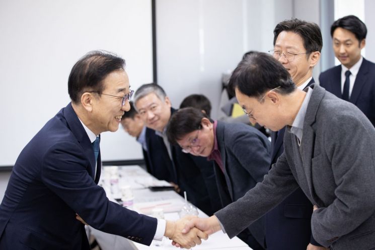 김윤덕 국토교통부 장관(왼쪽)이 12일 서울 중구 국토발전전시관에서 열린 제18차 민관 합동 LH 개혁위원회 회의에 앞서 개혁위 민간위원장 임재만 세종대 교수와 인사를 나누고 있다. 국토교통부