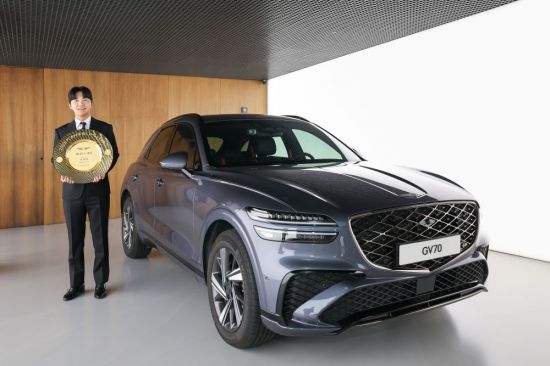 옥태훈이 KPGA 투어 제네시스 대상 시상식에서 부상으로 받은 제네시스 차량 옆에서 트로피를 들고 미소를 짓고 있다. KPGA 제공