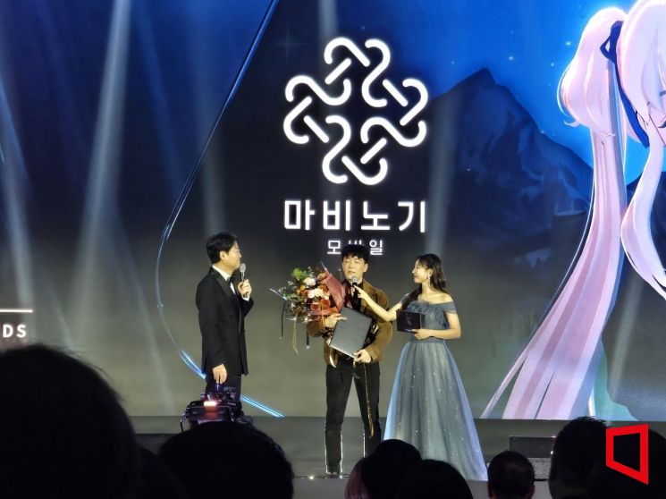 김동건 넥슨 데브캣 대표(가운데)가 12일 부산 벡스코에서 열린 '2025 대한민국 게임대상'에서 '마비노기 모바일'로 대상(대통령상) 수상 후 소감을 말하고 있다. 노경조 기자