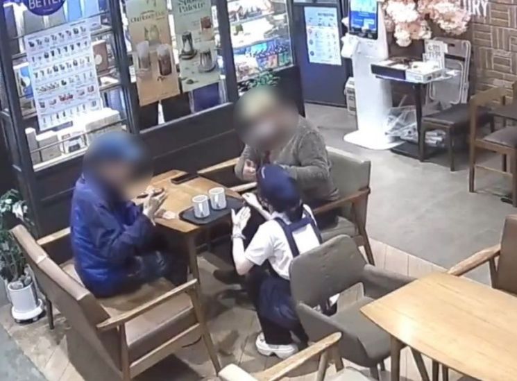 청각장애 손님에 수어로 "맛있게 드세요" 인사…누리꾼 "돈쭐 내러가자"