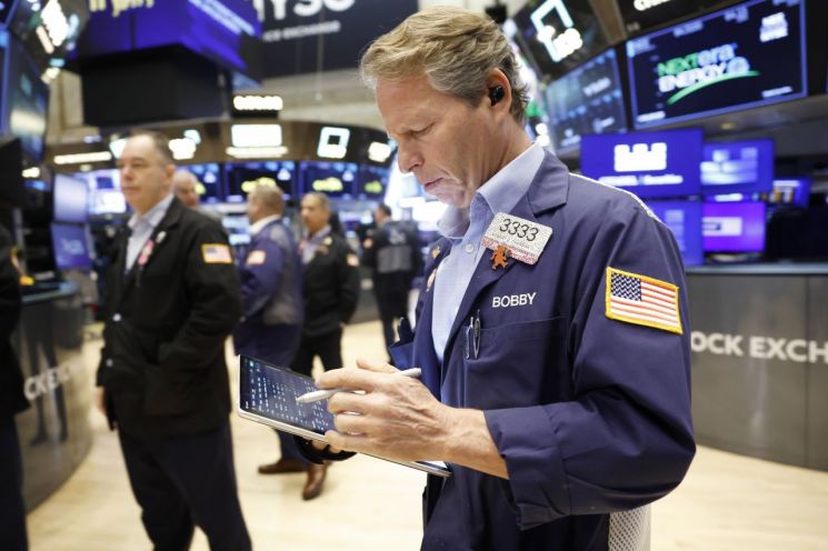 미국 뉴욕증권거래소(NYSE) 거래장에서 트레이더들이 업무를 보고 있다. UPI연합뉴스