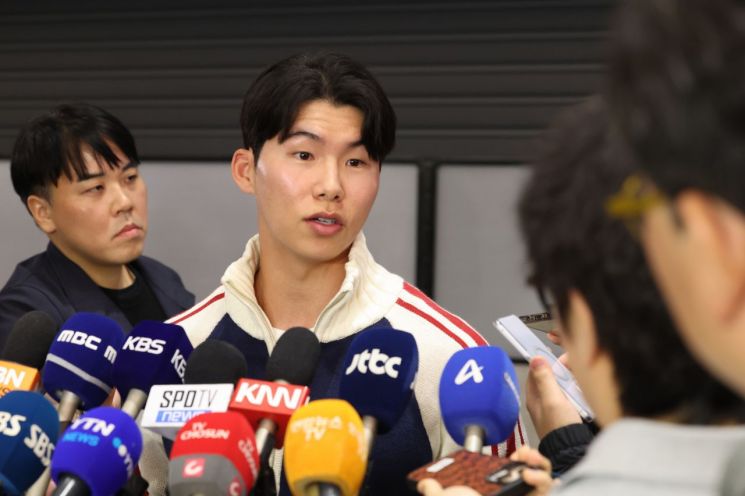 미국프로야구 메이저리그(MLB) 월드시리즈에서 우승한 로스앤젤레스 다저스의 김혜성이 지난 6일 인천국제공항을 통해 귀국해 취재진의 질문에 답하고 있다. 연합뉴스