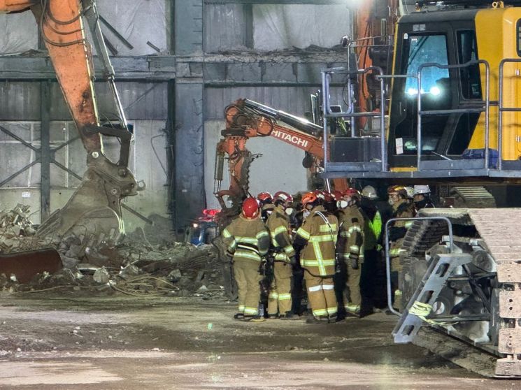 12일 울산화력발전소 보일러 타워 붕괴 사고 현장에서 소방 구조대원들의 구조작업이 진행되고 있다. 연합뉴스