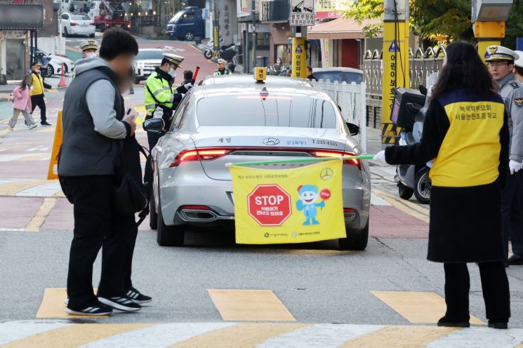 최근 잇다른 사고로 인해 대대적인 교통단속이 실시된 지난 4일 서울 강남구 논현초등학교 인근 어린이보호구역에서 경찰이 음주운전 및 정지선 위반 차량을 단속하고 있다. 연합뉴스