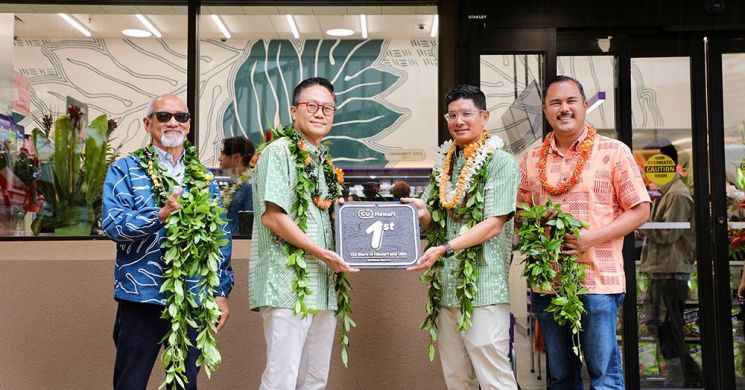 홍정국 BGF리테일 부회장(왼쪽에서 두번째)과 로버트 쿠리수 CU 하와이 대표가 CU 하와이 1호점인 다운타운점에서 열린 오픈식에서 기념촬영하고 있다. BGF리테일 제공