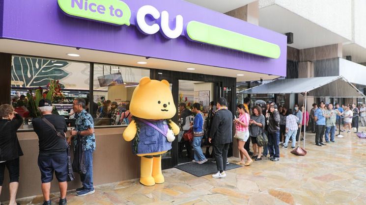 CU 하와이 1호점인 다운타운점 오픈에 맞춰 현지 관광객을 비롯한 고객들이 매장에 들어가기 위해 줄을 서고 있다. BGF리테일 제공