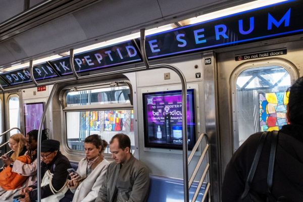 "켄달제너 얼굴에 뭐야"…뉴요커 잡으러 나간다 '메디큐브' 팝업 스토어·타임스퀘어 광고