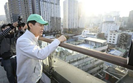 지난 7일 오세훈 서울시장이 서울 종로구 세운상가 옥상정원에서 세운4구역 현장을 내려다보고 있다. 서울시