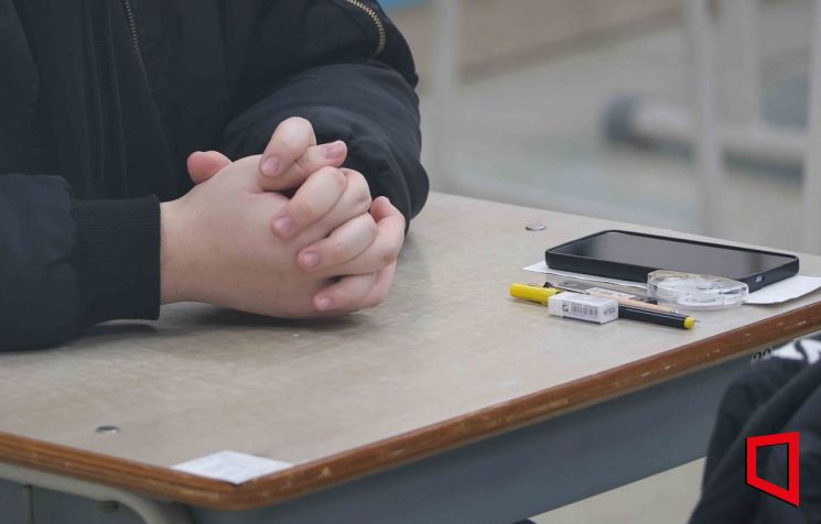 On the morning of the 13th, when the 2026 College Scholastic Ability Test was conducted, examinees were preparing for the exam at Yongsan High School in Yongsan-gu, Seoul. Photo by Joint Press Corps