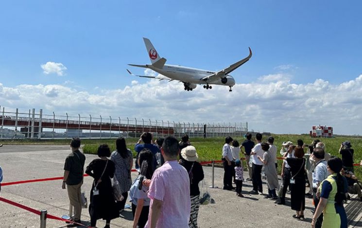 '희귀해서 더 좋아'…목욕탕 청소 후 첫 손님·비행 초근접 직관 日서 인기