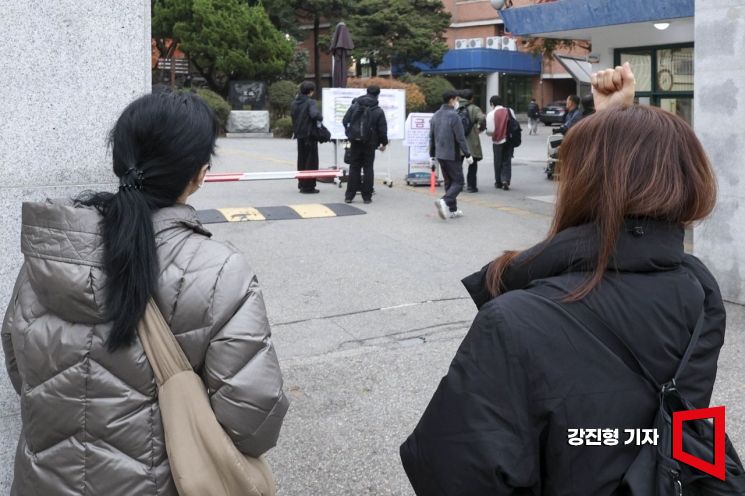 2026학년도 대학수학능력시험일인 13일 서울 용산고등학교에서 어머니들이 시험장으로 이동하는 자녀를 바라 보고 있다. 2025.11.13 강진형 기자