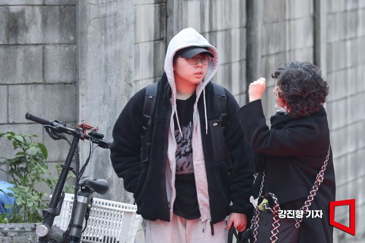 2026학년도 대학수학능력시험일인 13일 서울 용산고등학교에서 어머니가 수험생 자녀를 응원하고 있다. 강진형 기자