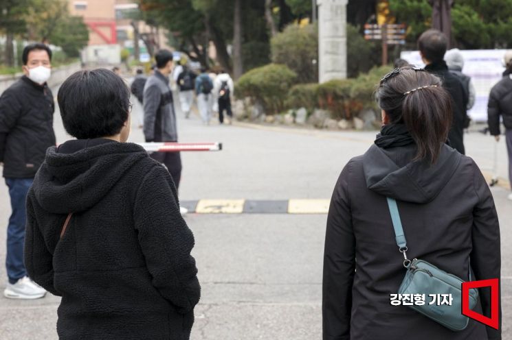 [포토] 수험생 자녀 바라보는 어머니들