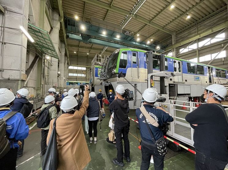 '희귀해서 더 좋아'…목욕탕 청소 후 첫 손님·비행 초근접 직관 日서 인기