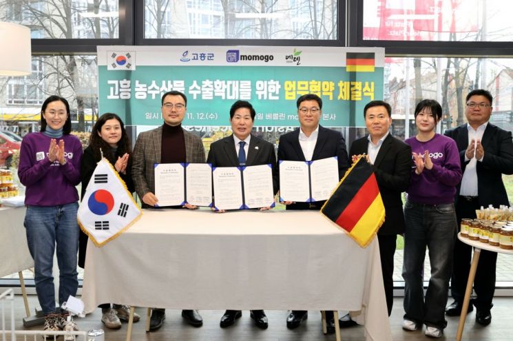 공영민 고흥군수가 지난 12일 독일 베를린에서 아시아 식재료 전문 유통업체 모모고(MOMOGO)와 500만 달러 규모의 농수산물 수출협약을 체결하고 기념촬영을 하고 있다. (왼쪽부터 이민철 모모고 대표, 공영민 고흥군수, 김경옥 에덴식품영농조합법인 이사) 고흥군 제공