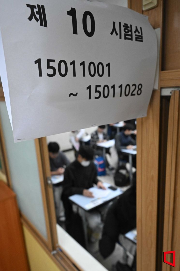 2026학년도 대학수학능력시험(수능)이 치러진 13일 오전 서울 종로구 경복고등학교에 마련된 고사장에서 수험생들이 시험을 준비하고 있다. 251113. 사진공동취재단