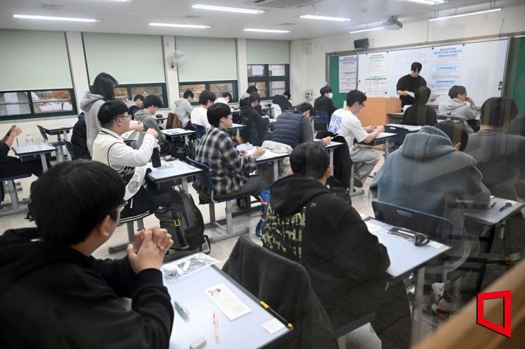 '1분 빨랐던 수능벨' 피해 수험생, 항소심서 배상액 확대