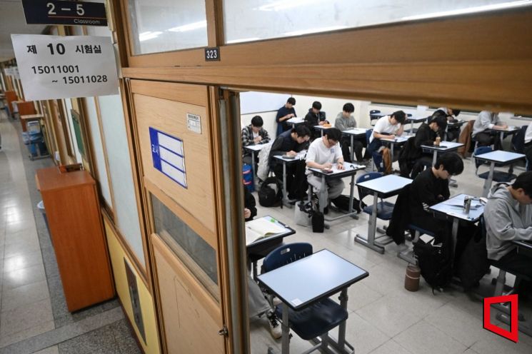 2026학년도 대학수학능력시험(수능)이 치러진 13일 오전 서울 종로구 경복고등학교에 마련된 고사장에서 수험생들이 시험을 준비하고 있다. 251113. 사진공동취재단