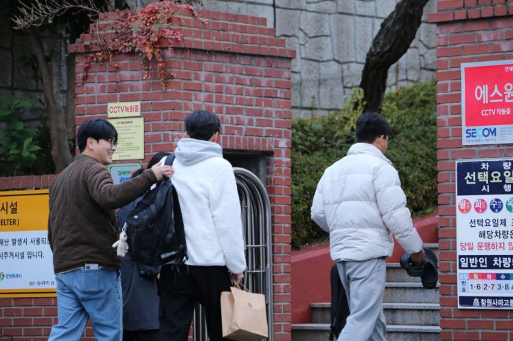 Test-takers' "Day of Decision"... Calm Encouragement in Gyeongnam: "Take It Easy, Fighting!"