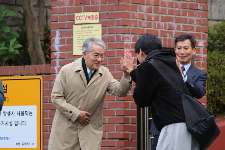 Test-takers' "Day of Decision"... Calm Encouragement in Gyeongnam: "Take It Easy, Fighting!"