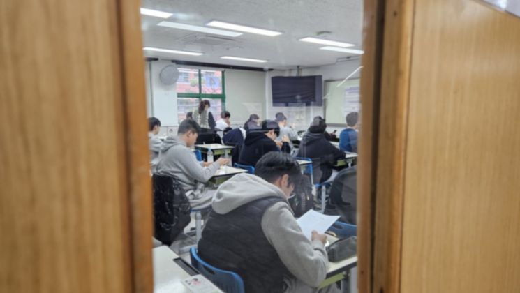 Test-takers' "Day of Decision"... Calm Encouragement in Gyeongnam: "Take It Easy, Fighting!"