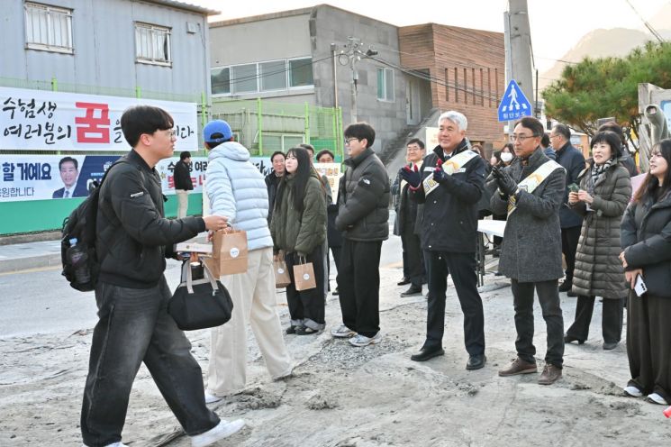최승준 정선군수, 수능장 찾아 수험생 격려…"지역 인재 육성 지원"