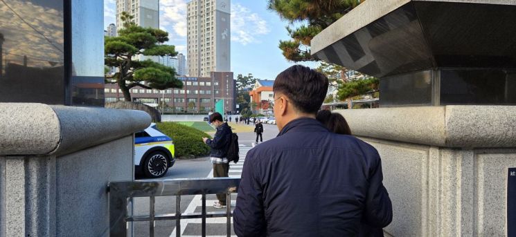"그동안 노력 결실 맺길"…차분한 분위기 속 응원·격려 수능시험장