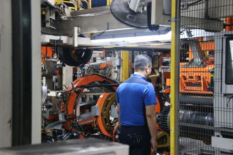 17일 오전 금호타이어 광주공장이 화재(5월 17일) 4개월 만에 생산 재개를 위한 시범 가동을 하고 있다. 금호타이어는 오는 10월 본격적인 생산 재개를 하기 위해 이날부터 사흘간 주요 설비를 시험 가동하고 점검한다. 금호타이어 제공, 연합뉴스